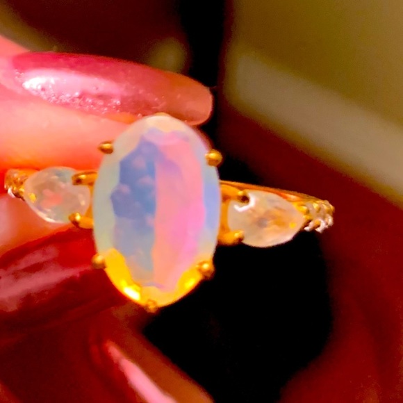 unbranded Jewelry - Gold ring with opal and moonstone size 6